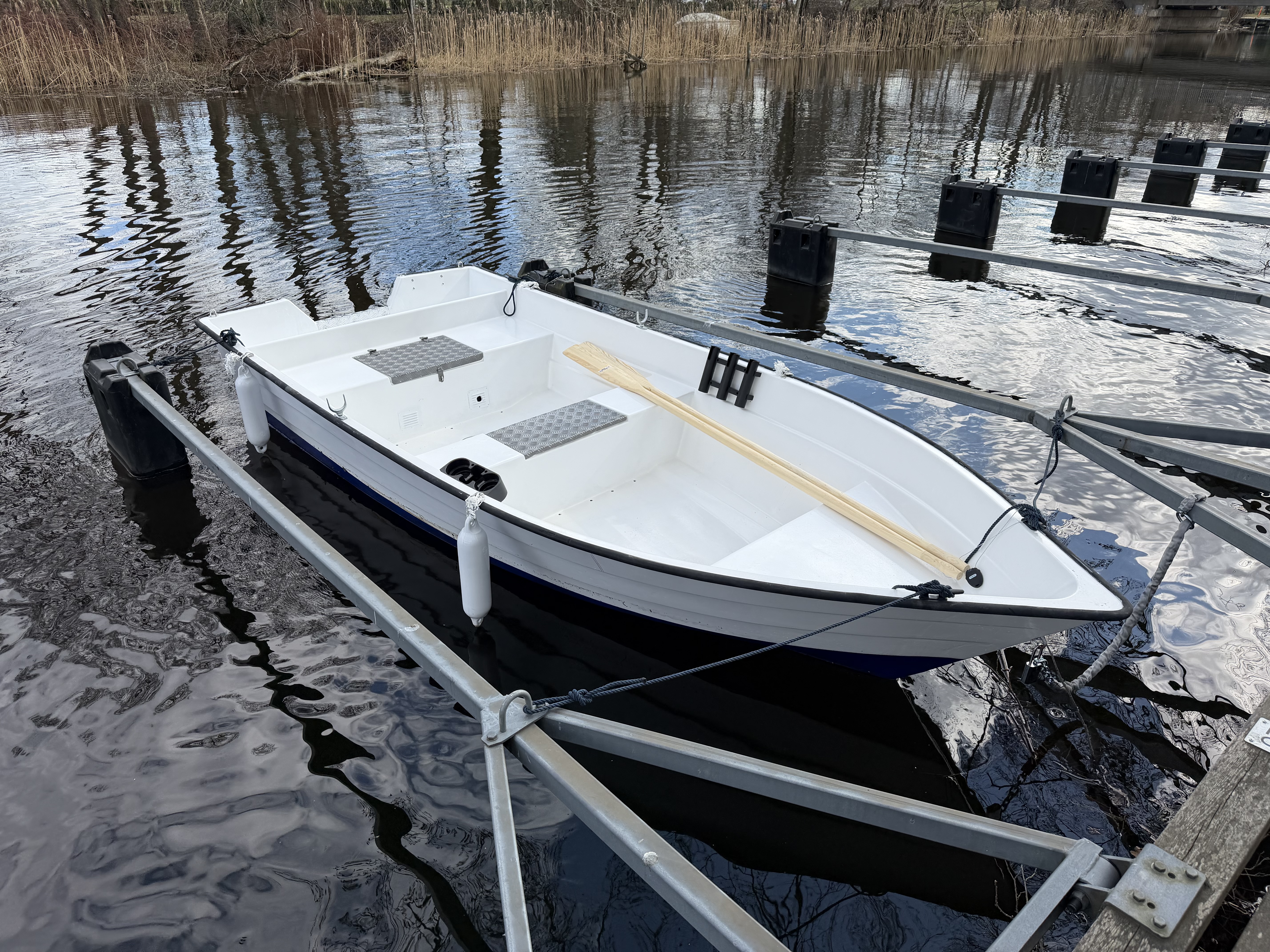 🚤 stabil roddbåt uthyres i aspen – perfekt för fiske & utflykter