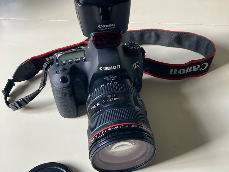 Canon eos 6d med objektiv och blixt