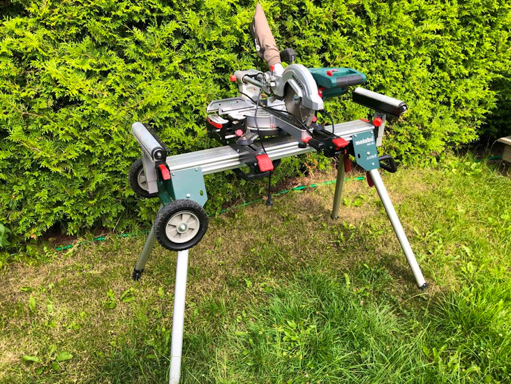 Kap och gersåg på stativ med hjul