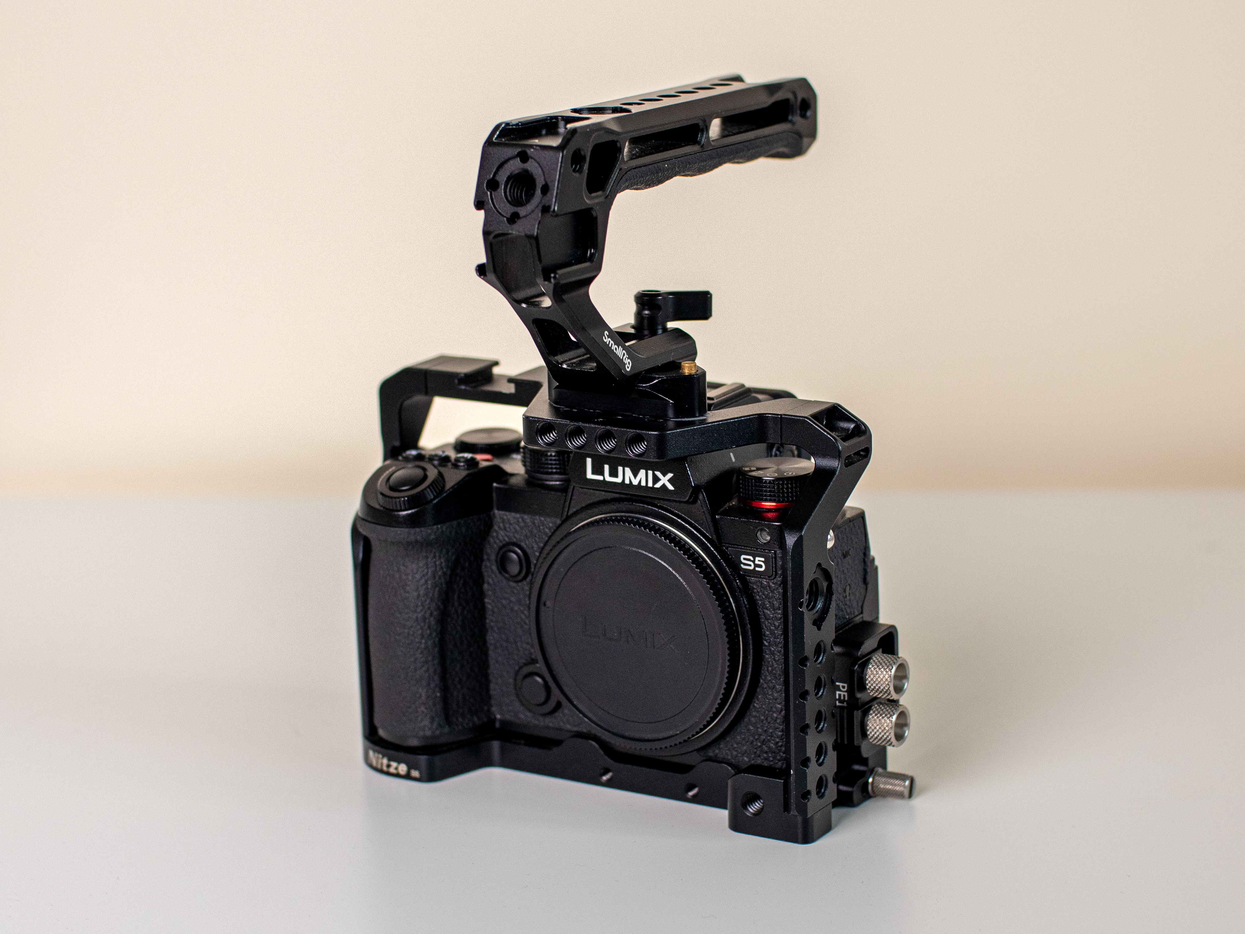 Panasonic lumix s5 + cage & top handle