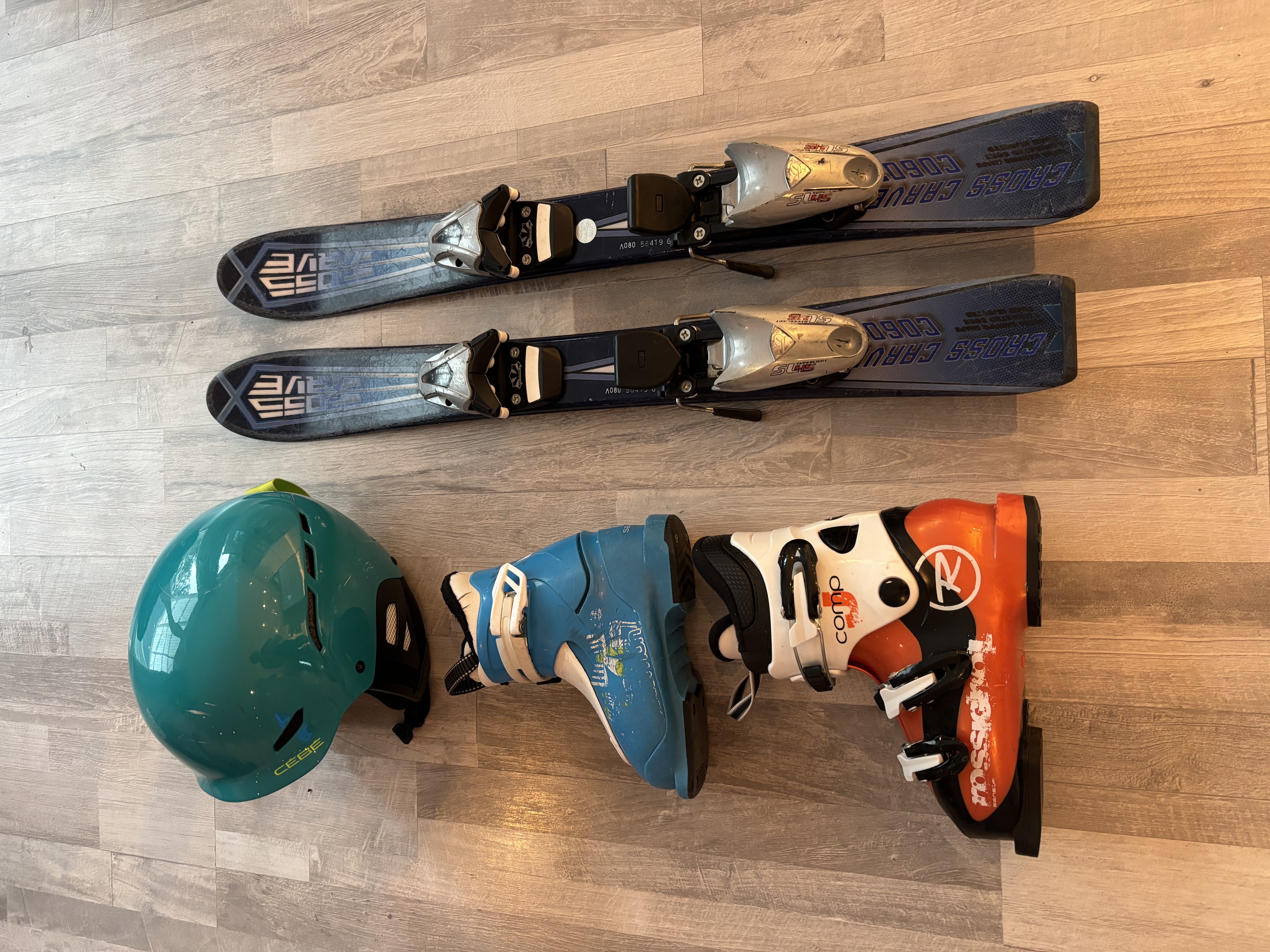 Skidor, pjäxor och hjälm barn