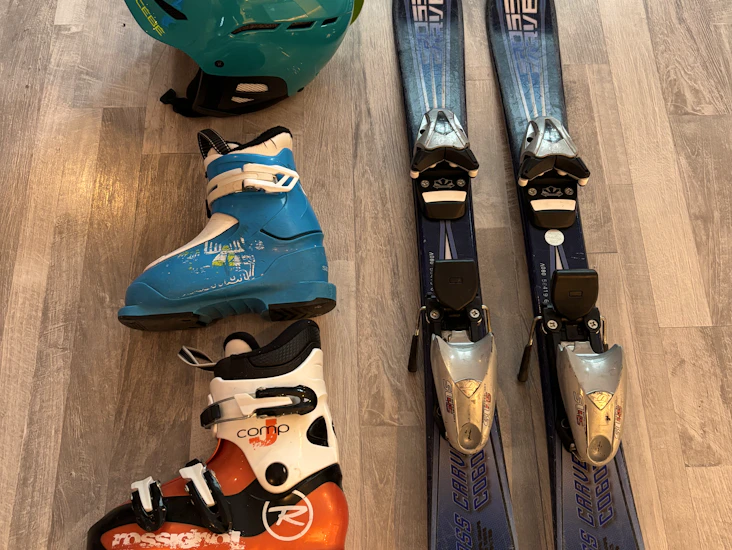 Skidor, pjäxor och hjälm barn