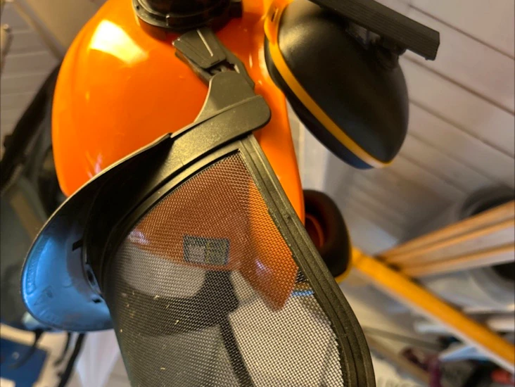 Bukse, hjelm og øreklokker til motorsaging