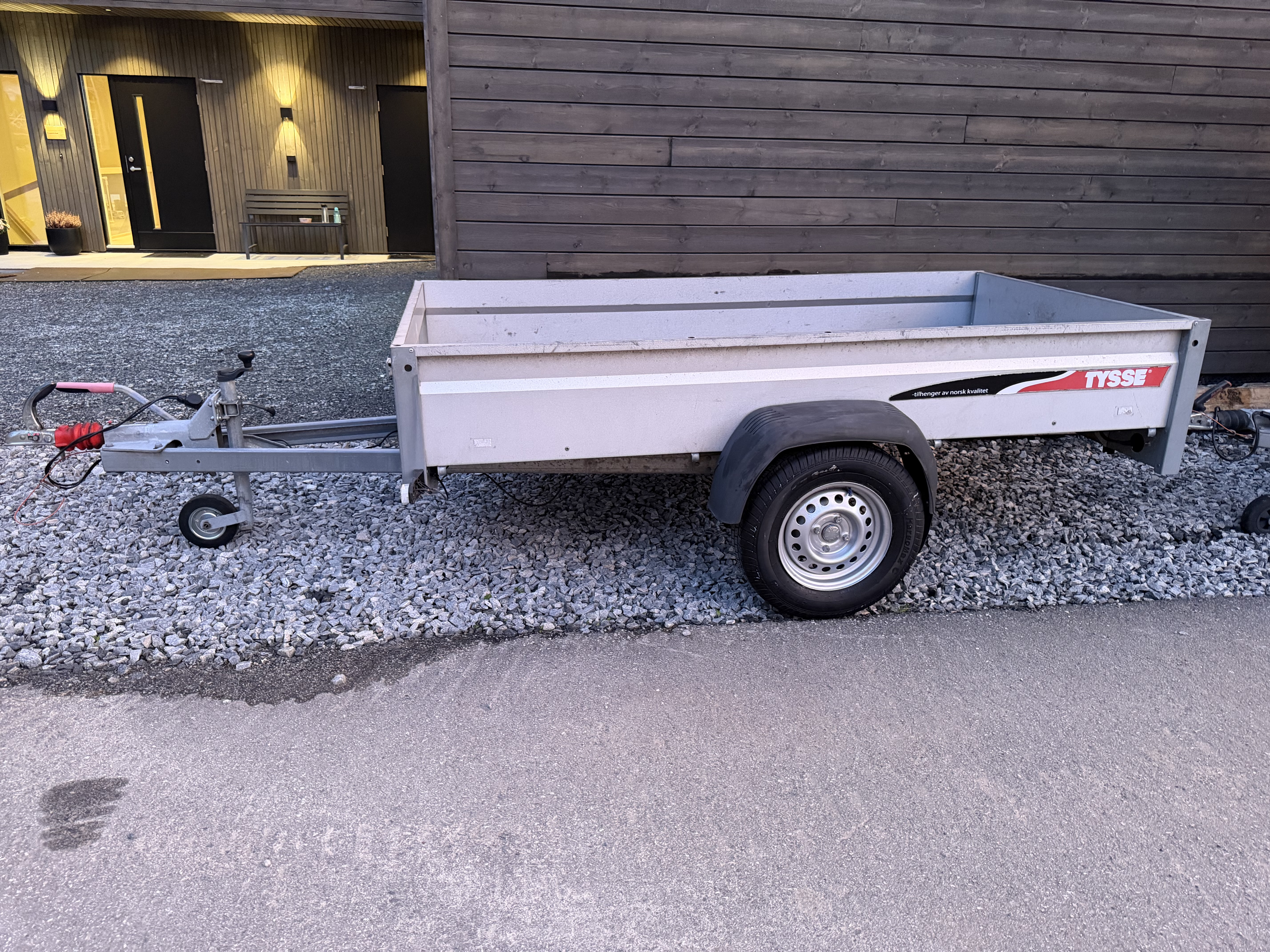 Tysse 1300 kg varehengar med tipp og brems.