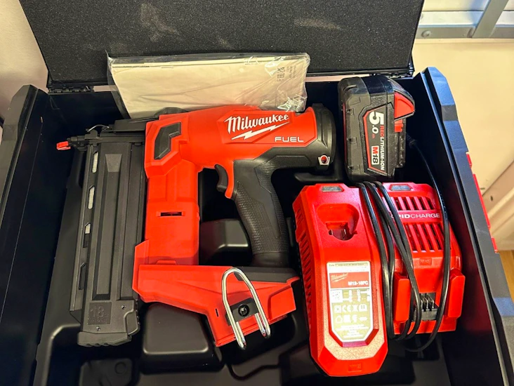 Milwaukee proffs dyckertpistol/ batteridriven