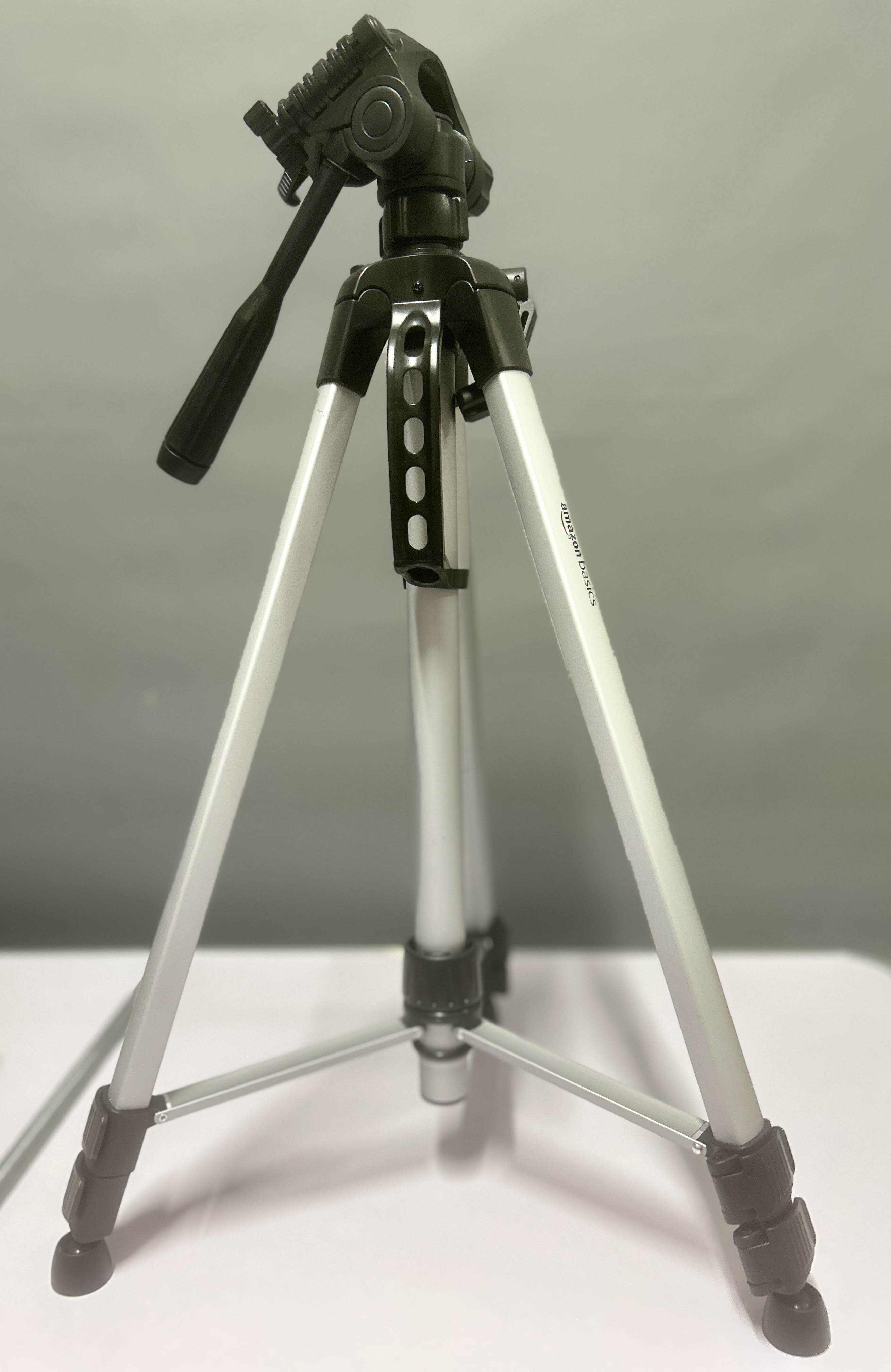 Amazon basics 152 cm (60-inch) lightweight tripod for cameras, dslrs, and