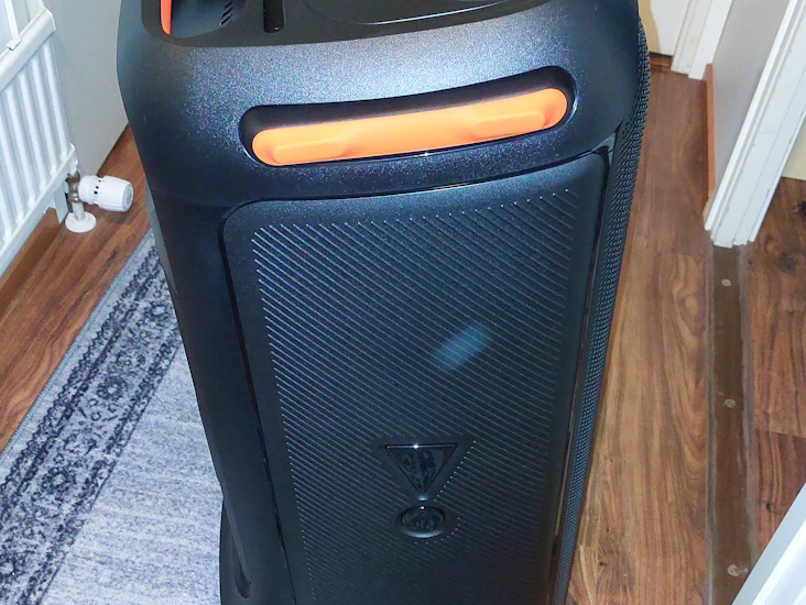 Jbl partybox 710 -bilekaiutin ja kaksi langatonta mikrofonia