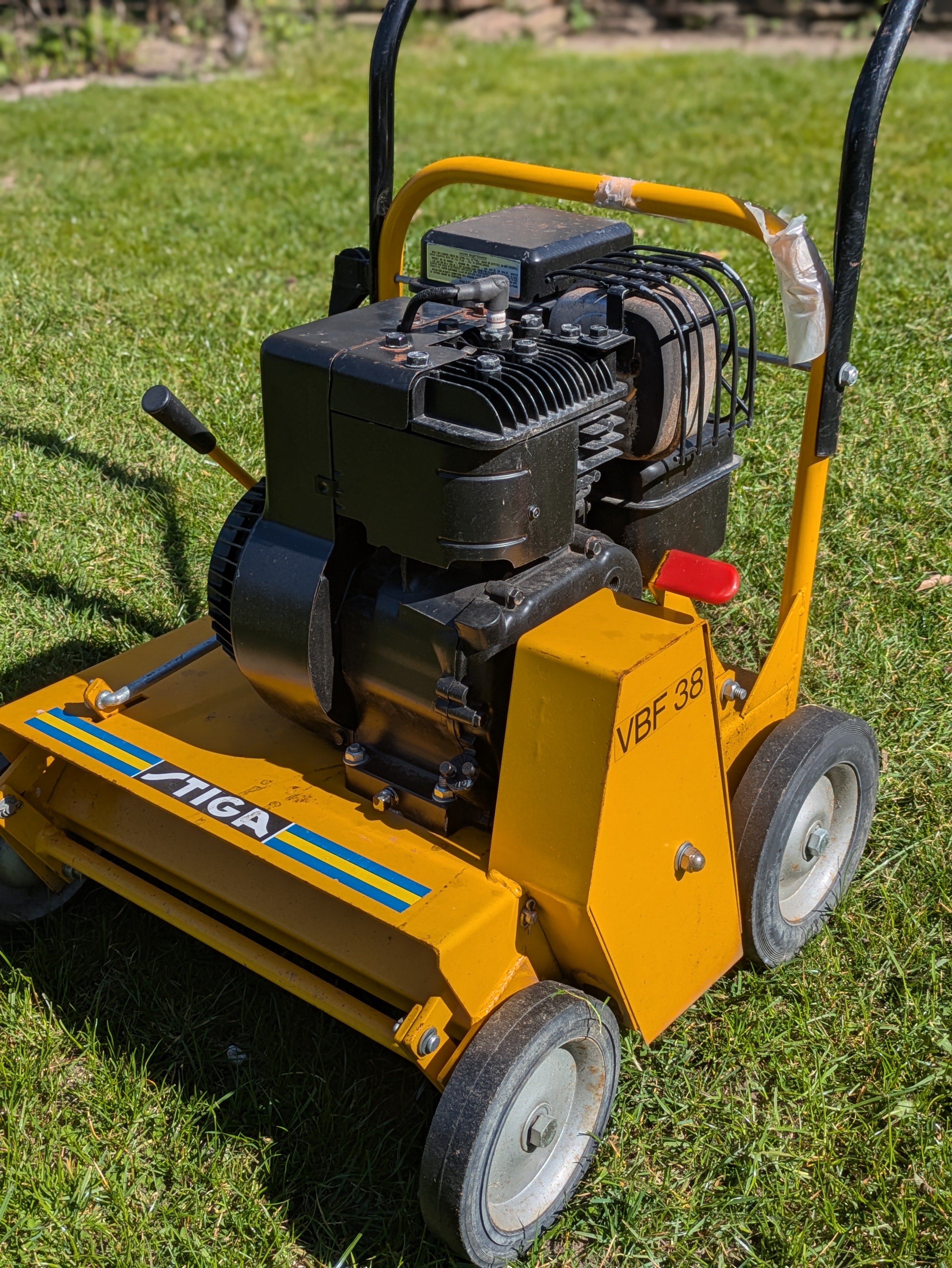 Stiga vbf 38 – kraftfull bensindriven vertikalskärare