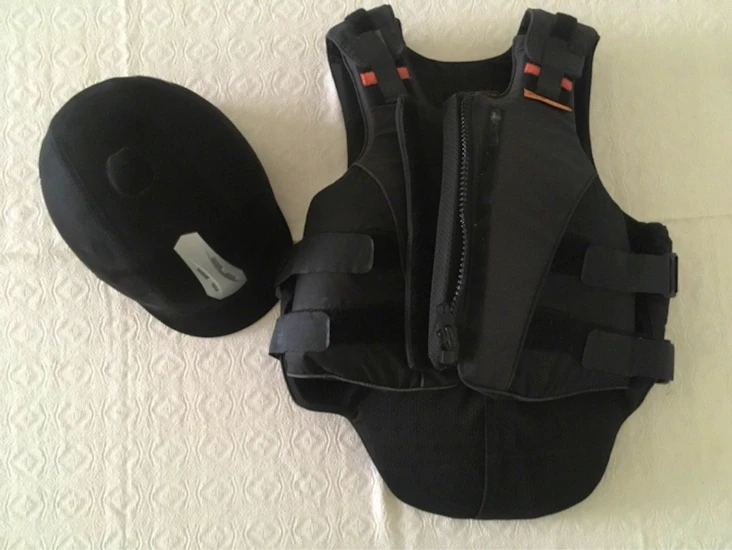 Ridhjälm och säkerhetsväst