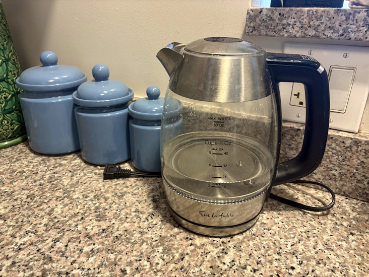 Sur la table digital kettle with auto infuser