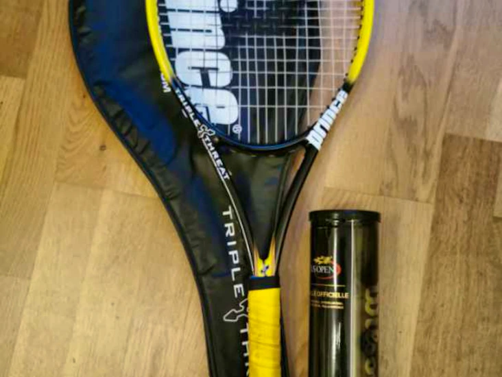 Tennisracket ink bollar