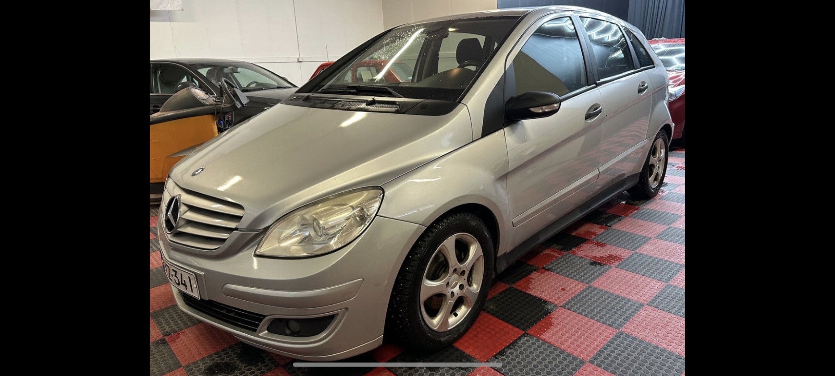 Mercedes b 4-ovinen tila-auto