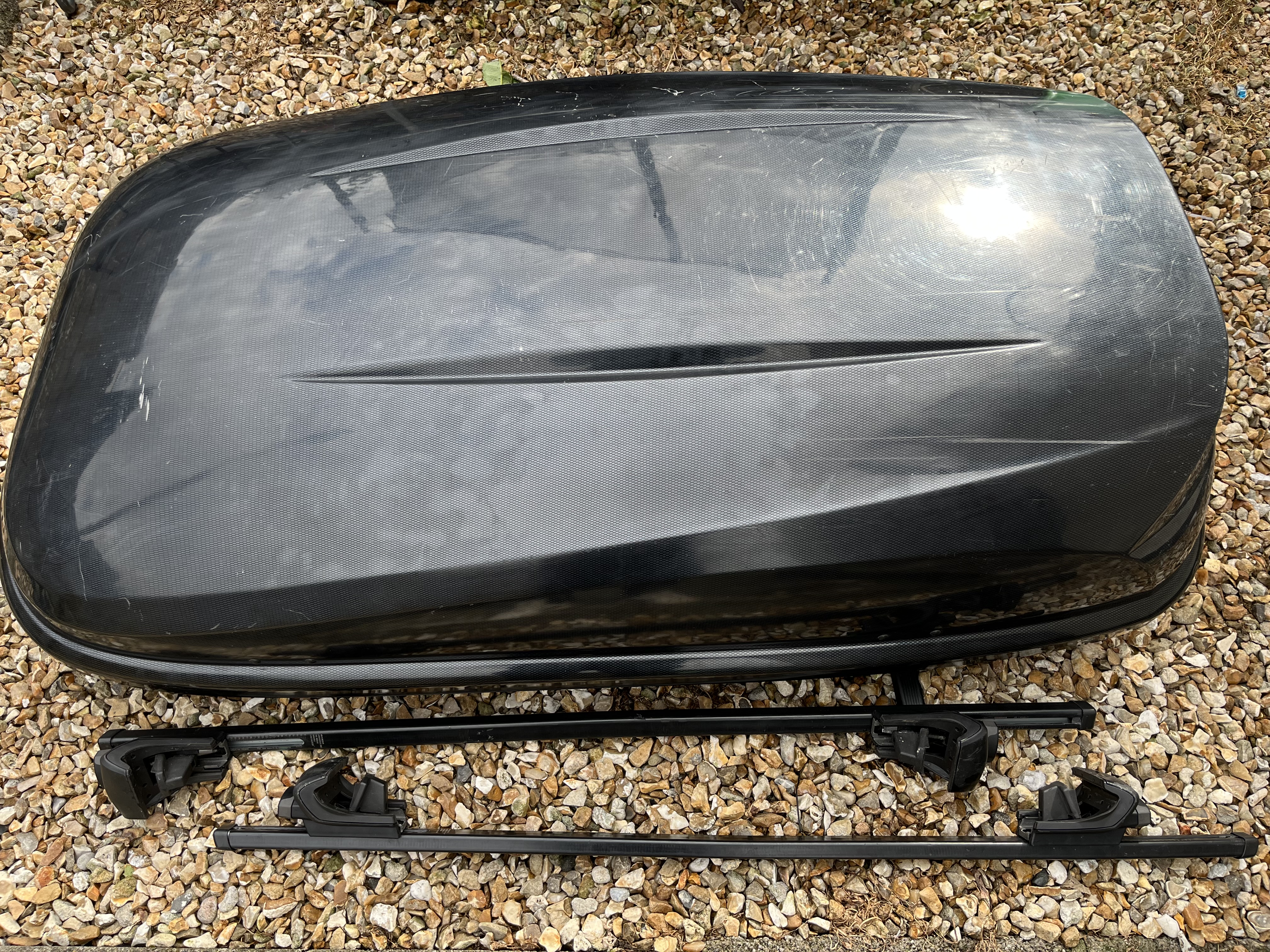 Halfords 470l roof box with thule roof bars for raised rails