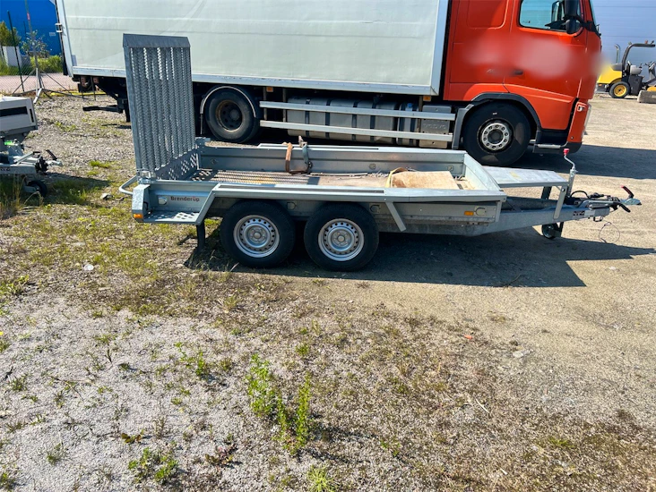 Maskinsläp lastar 2350kg