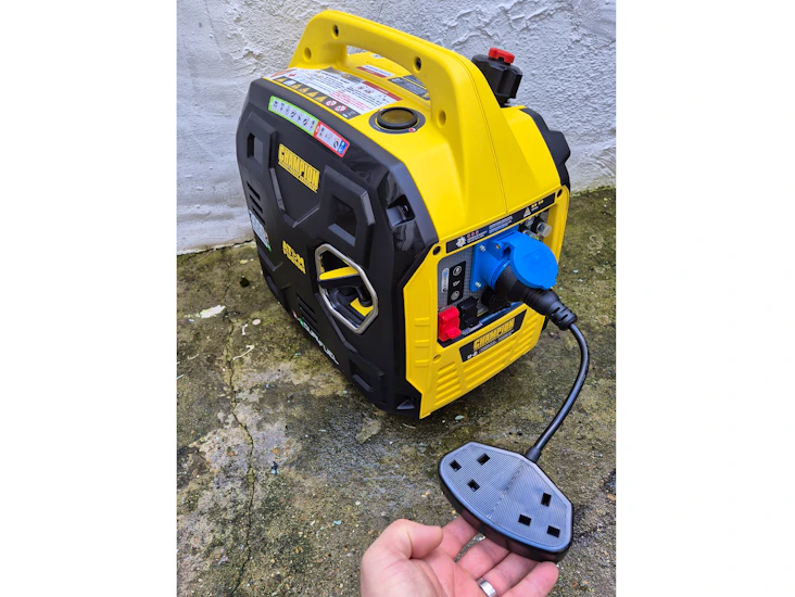 Generator 3000w 2x 240w uk socket - dual fuel petrol / gas ultra quiet - champion power portable