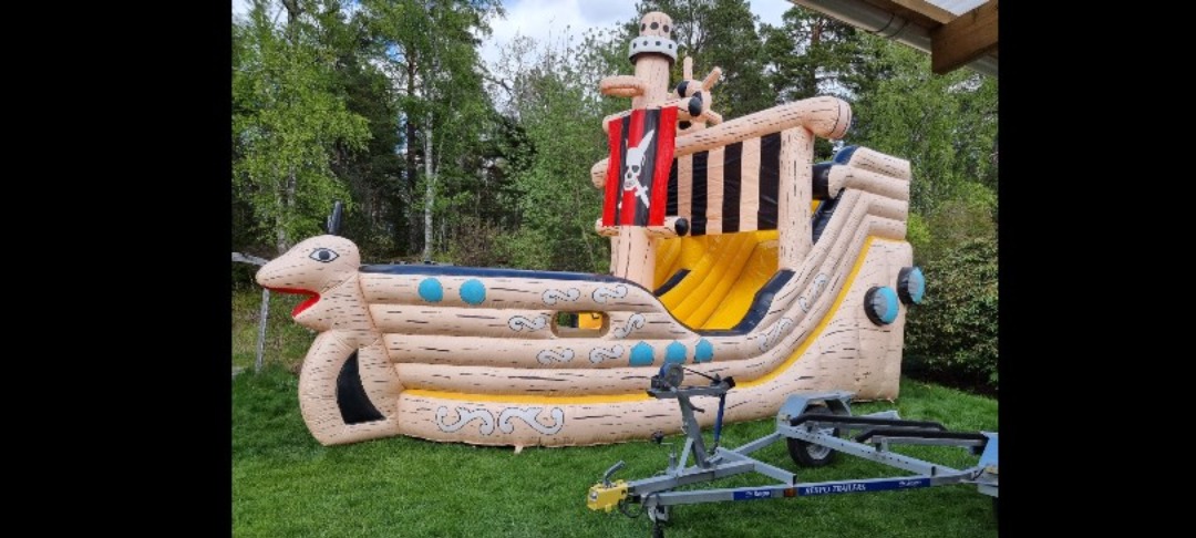 Hoppborg "piratskeppet" ca 4x7m med rutschkana!