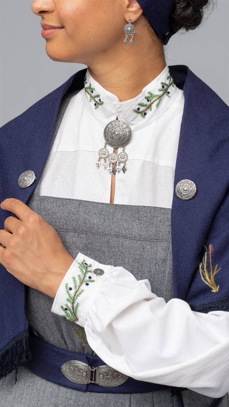 Kystdrakt, komplett med sølv, skjorte, cape ++