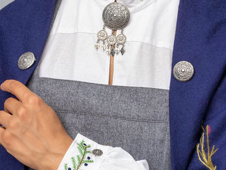 Kystdrakt, komplett med sølv, skjorte, cape ++