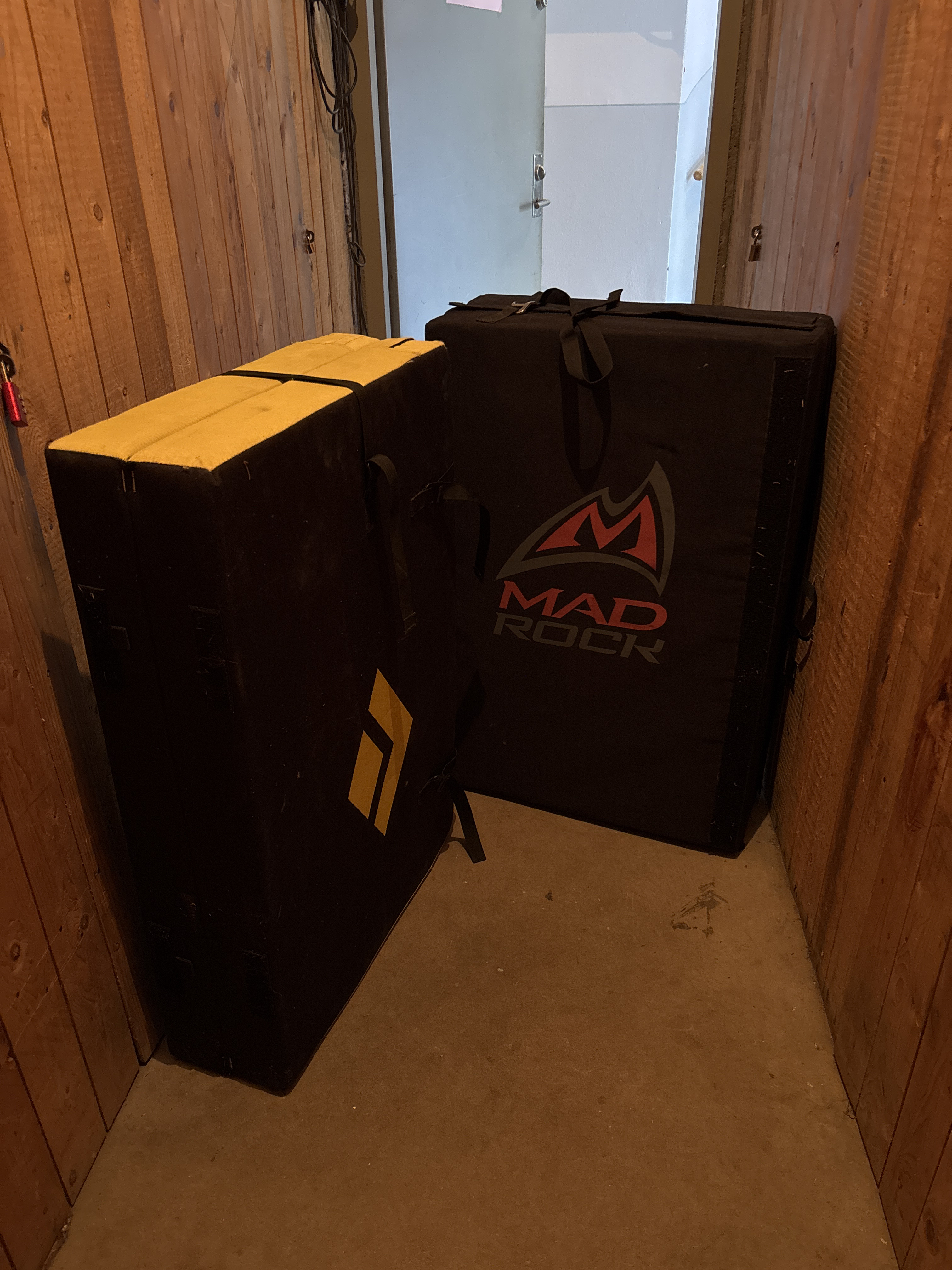 Två crashpads från black diamond och mad rock