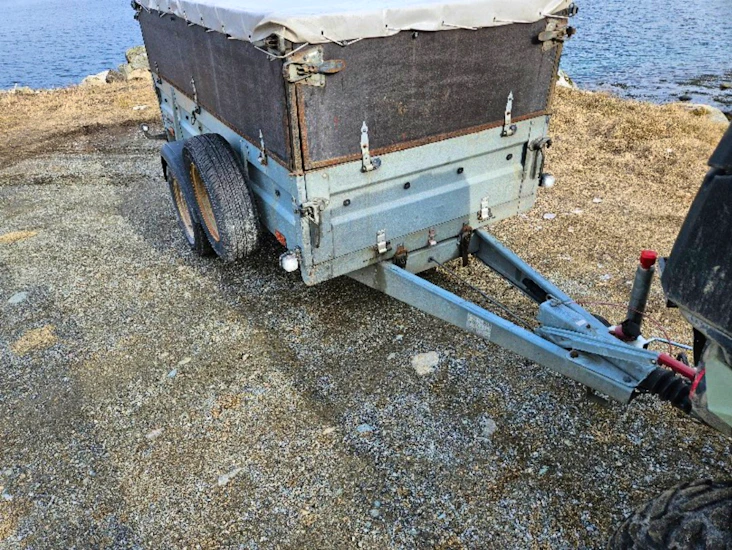 Tilhenger med tipp og høykarmer