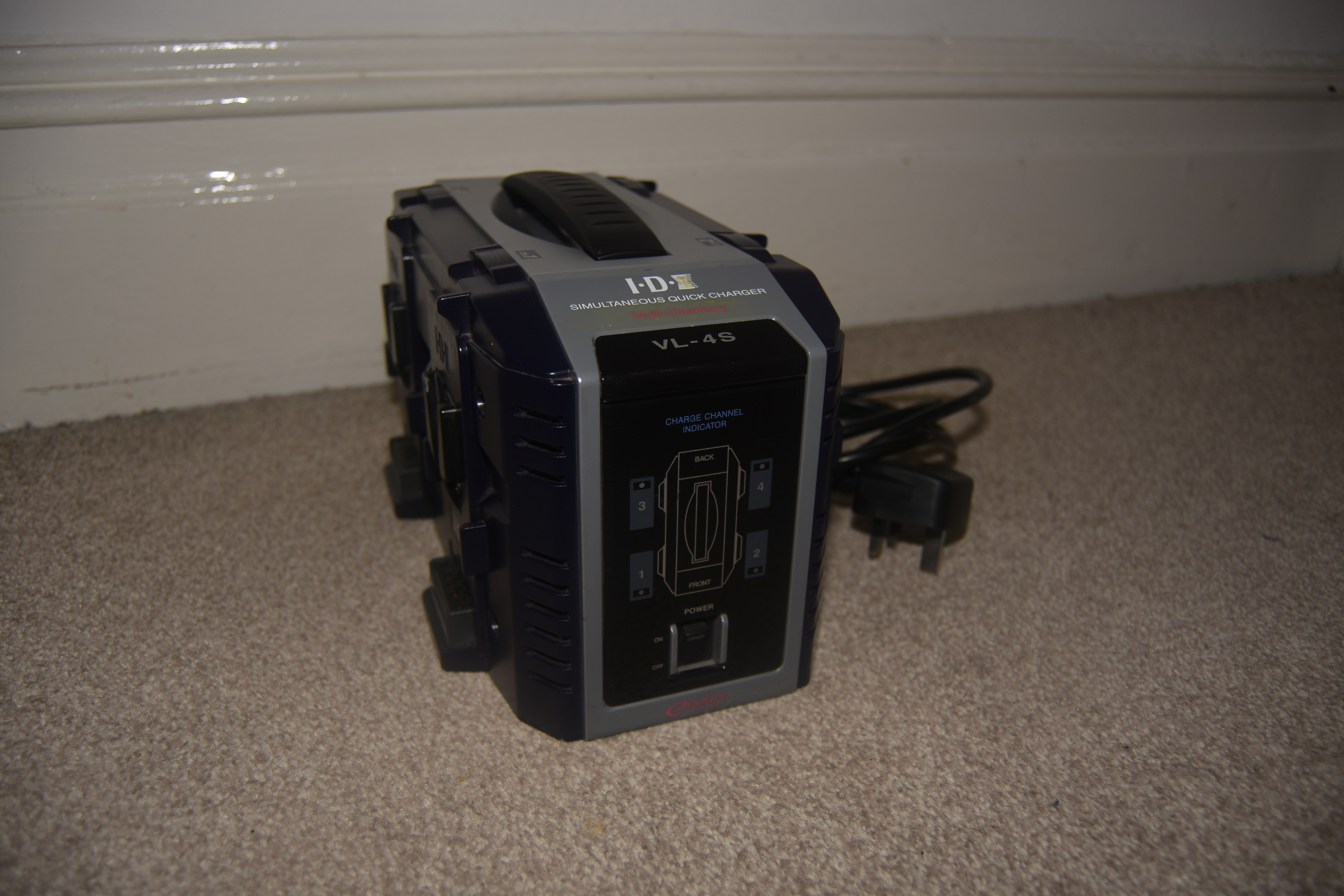 V-lock 4-channel battery charger (vl-4s)