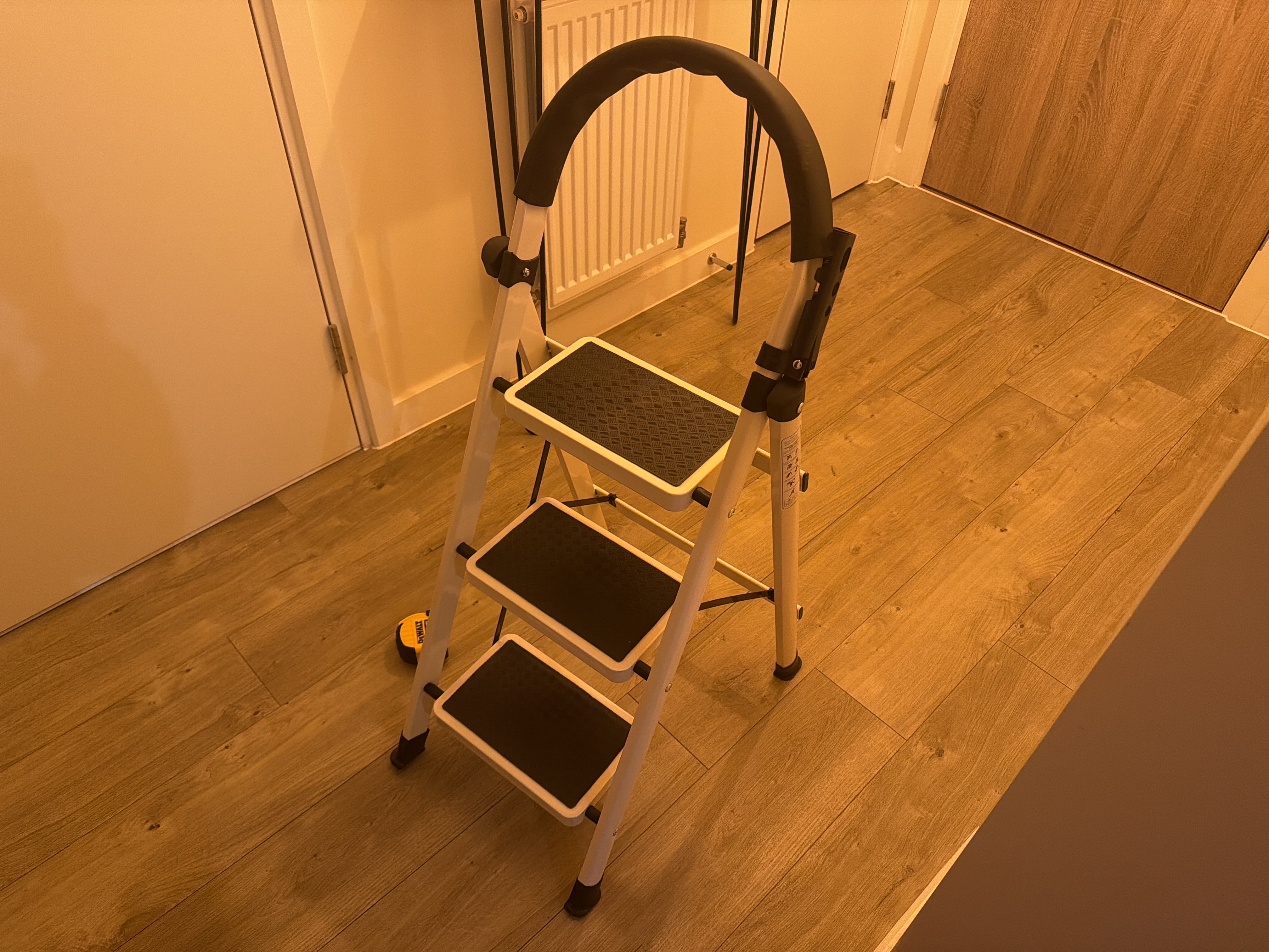 Stepladder foldable