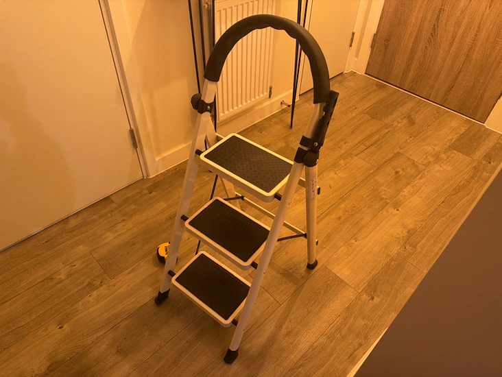 Stepladder foldable