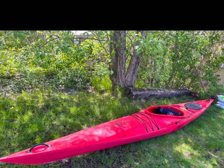 Stabil plastkajak med roder.