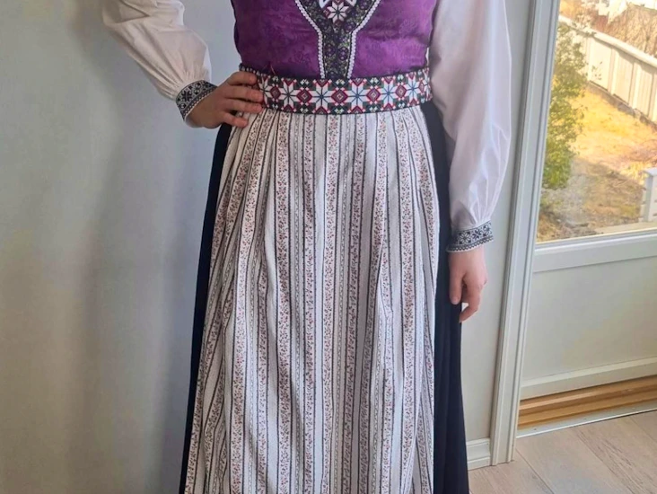 Nydelig hardangerbunad til leie