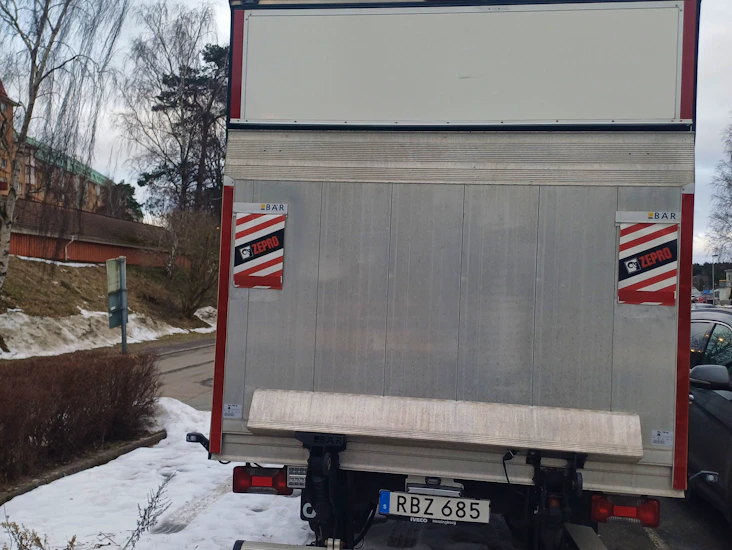 Hyr flyttbil billigt