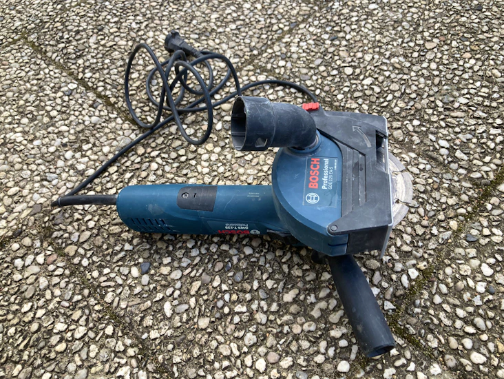 Liten vinkelslip med dammkåpa