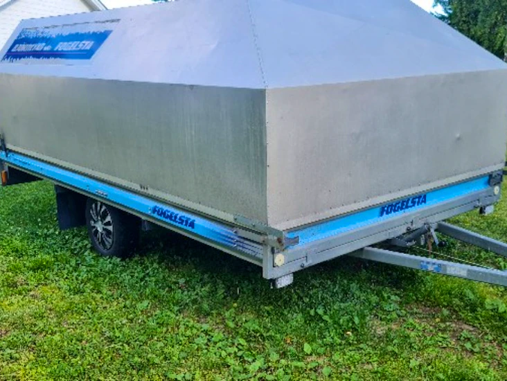 Stort släp med kåpa och tipp