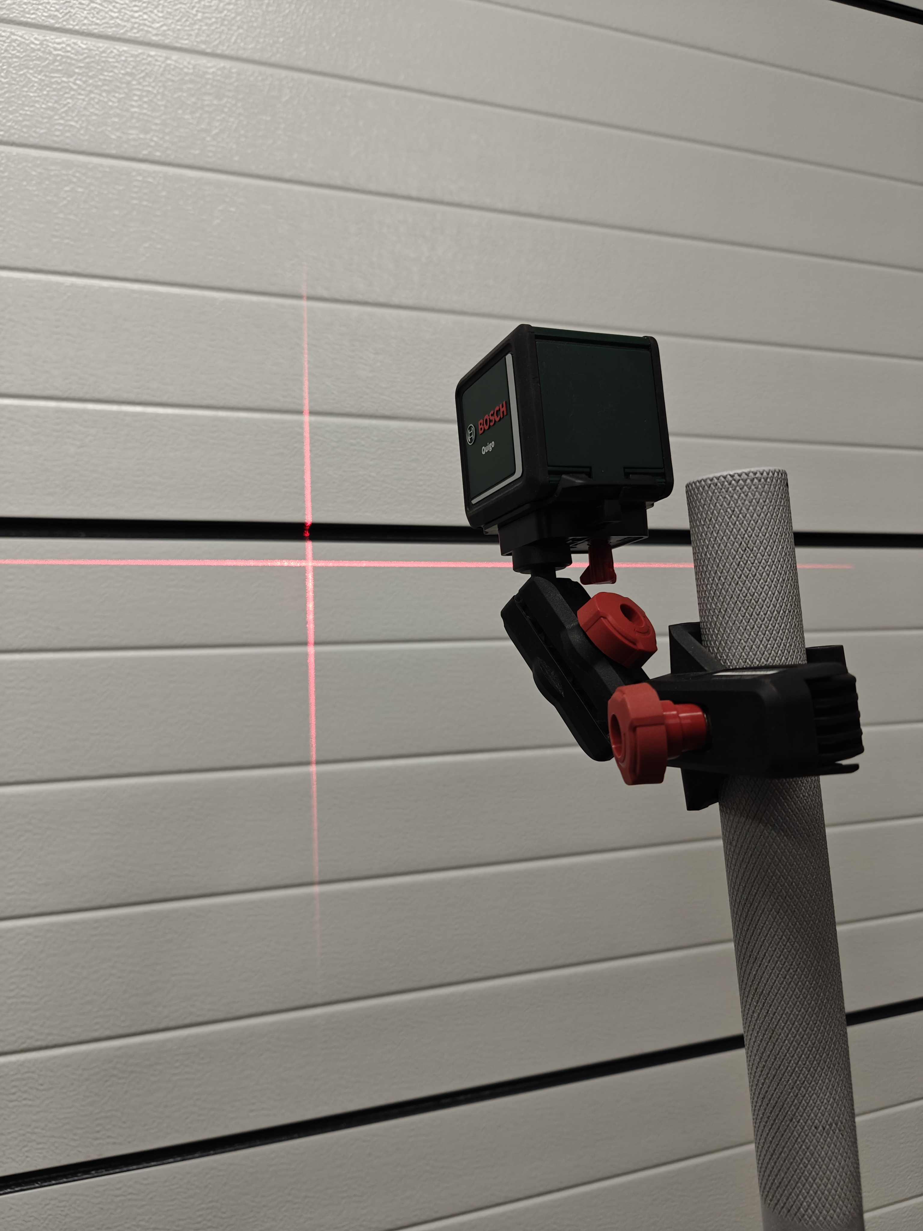 Ristiviivalaser bosch quigo + laserliner kolmijalka