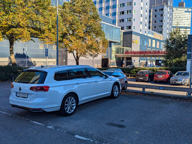 Utomhus parkering i kista centrum