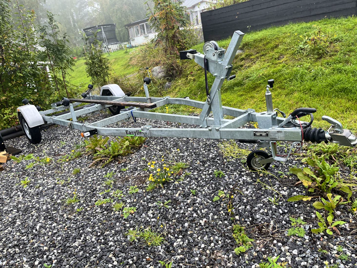 Fin i nyskick 80 km båt-trailer märke brenderup asyline, besiktigad/bromsad, för längre transporeter sjösättning/ upptagning,