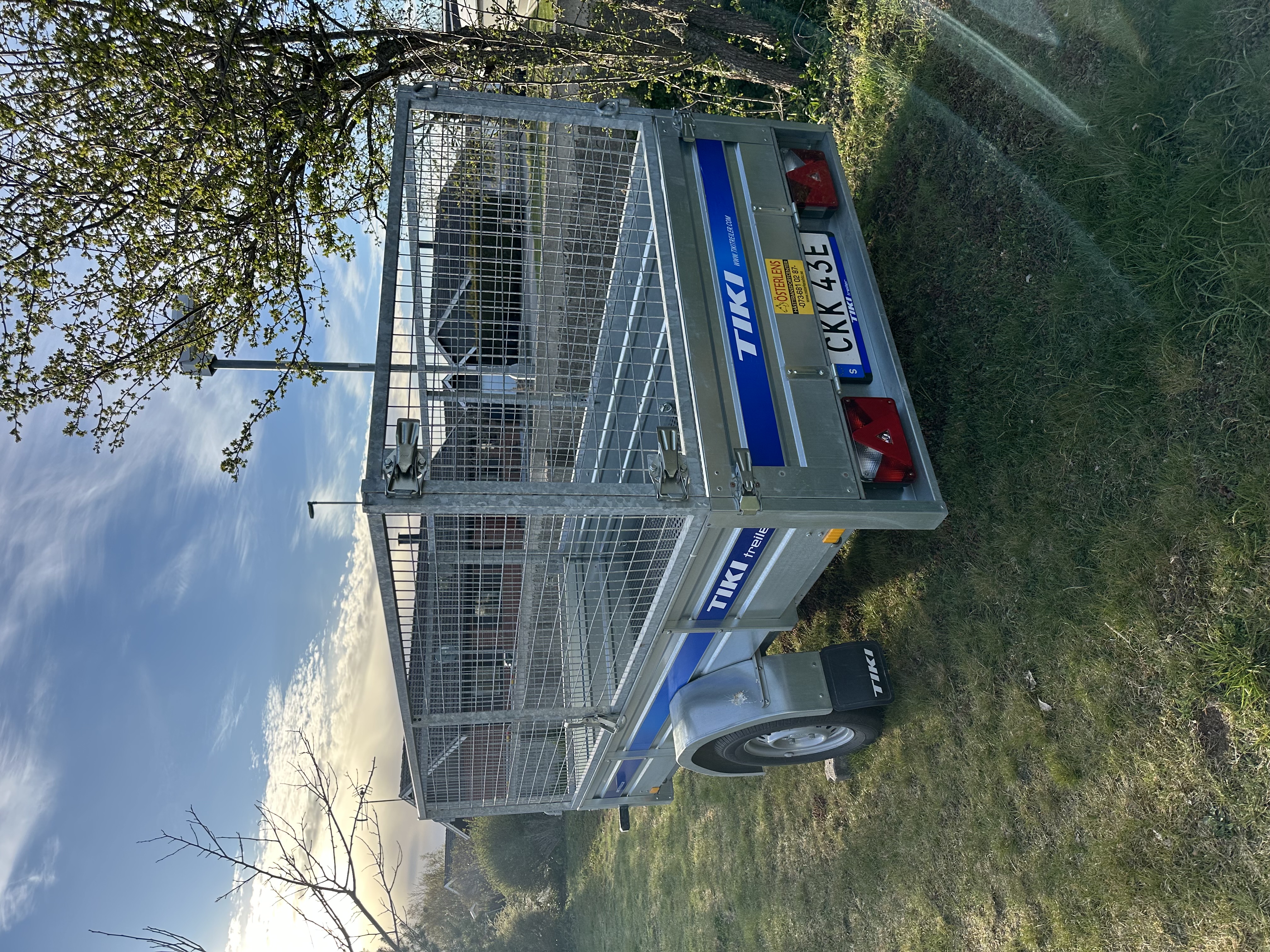 Tiki obromsat gallersläp med maxvikt 750kg. uthyres – perfekt för flytt, bygg & trädgård