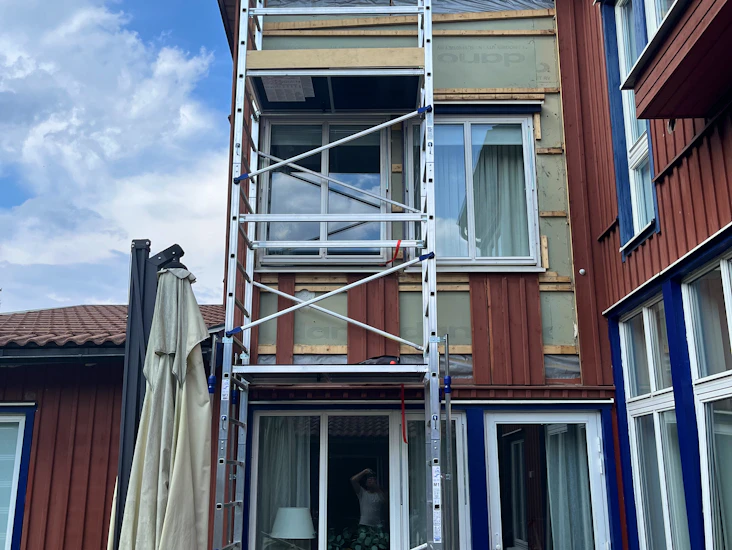 Byggställning 7 meter med låsbara hjul och stödben