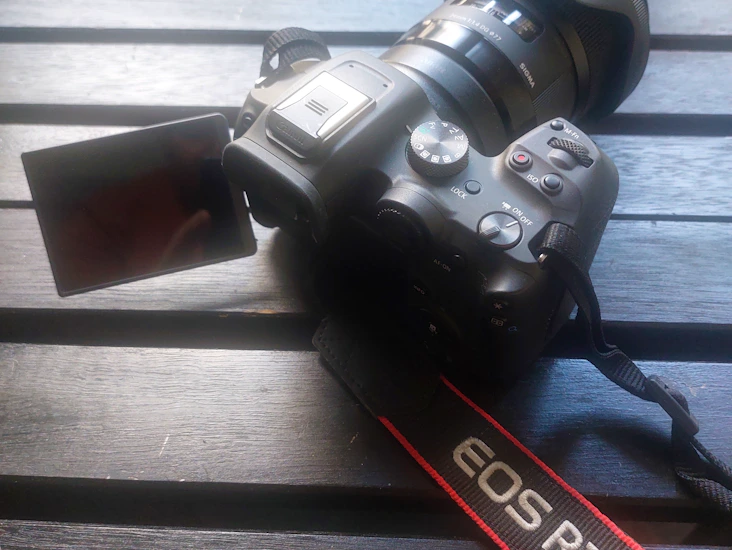 Canon r7 tarvikkeineen ja muistikortteineen sekä 3 objektiivia