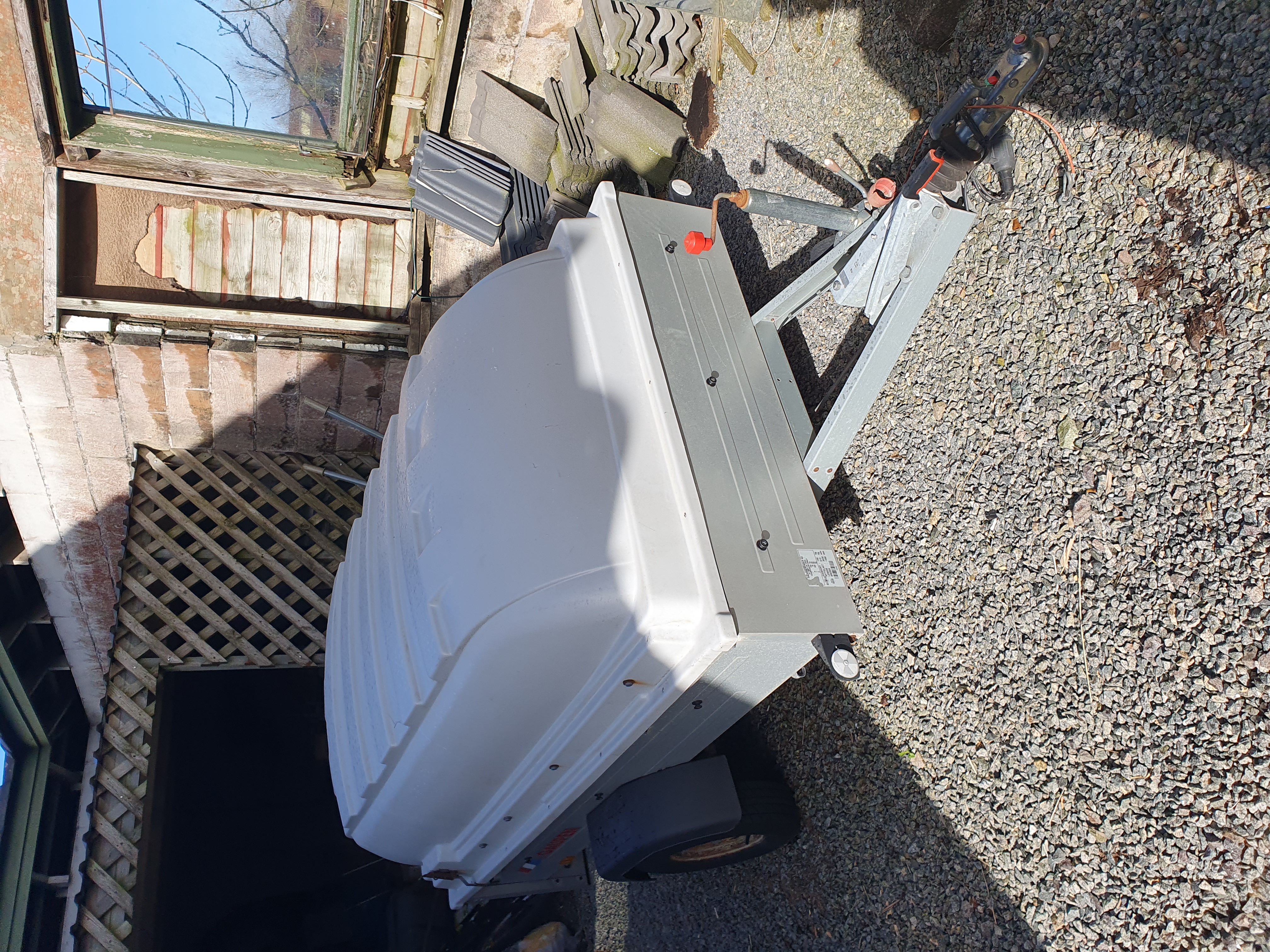 Liten tilhenger med brems og lokk