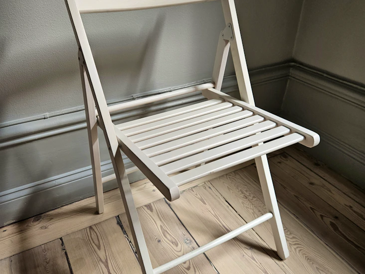 12st vita klappstolar i trä