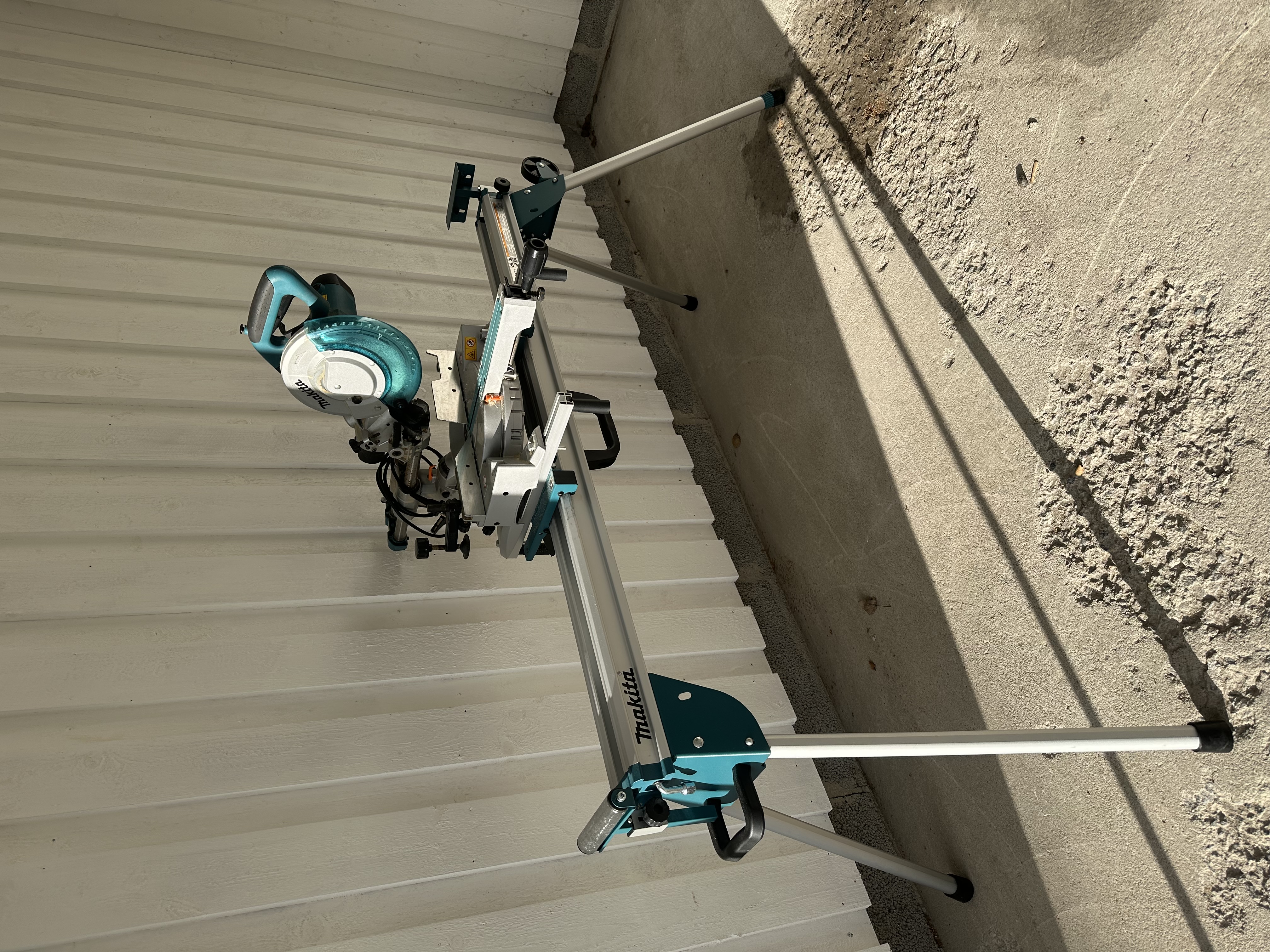 Jiirisaha telineellä