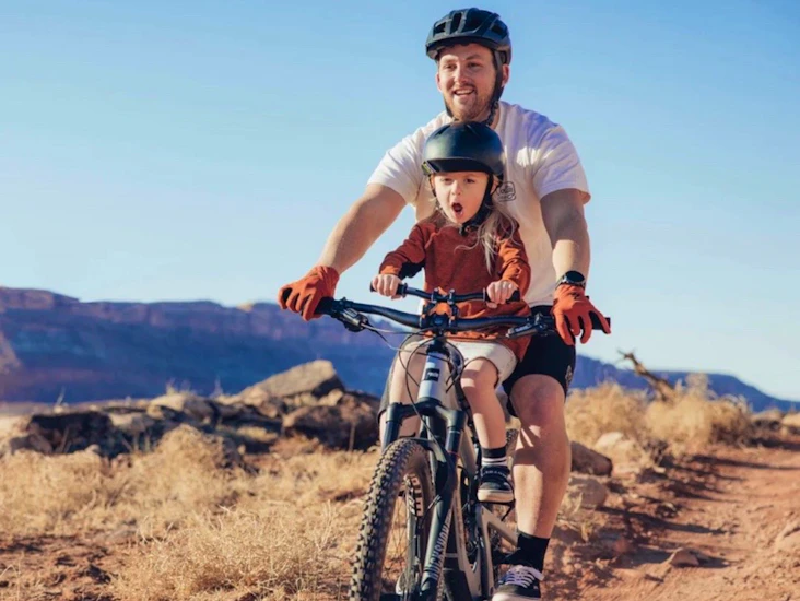 Kids ride shotgun - frammonterad barnsadel