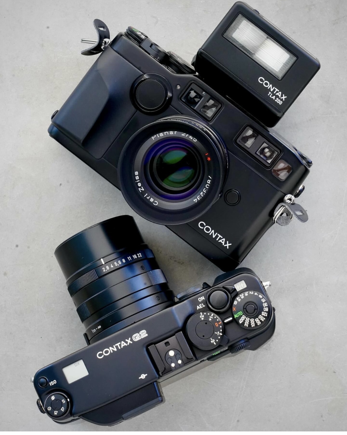 Contax g2 ( black ) 28mm lens + tla 200 flash