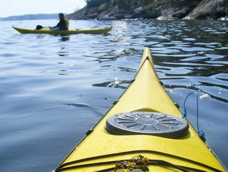 2 st 1-mans kajaker precis vid havet