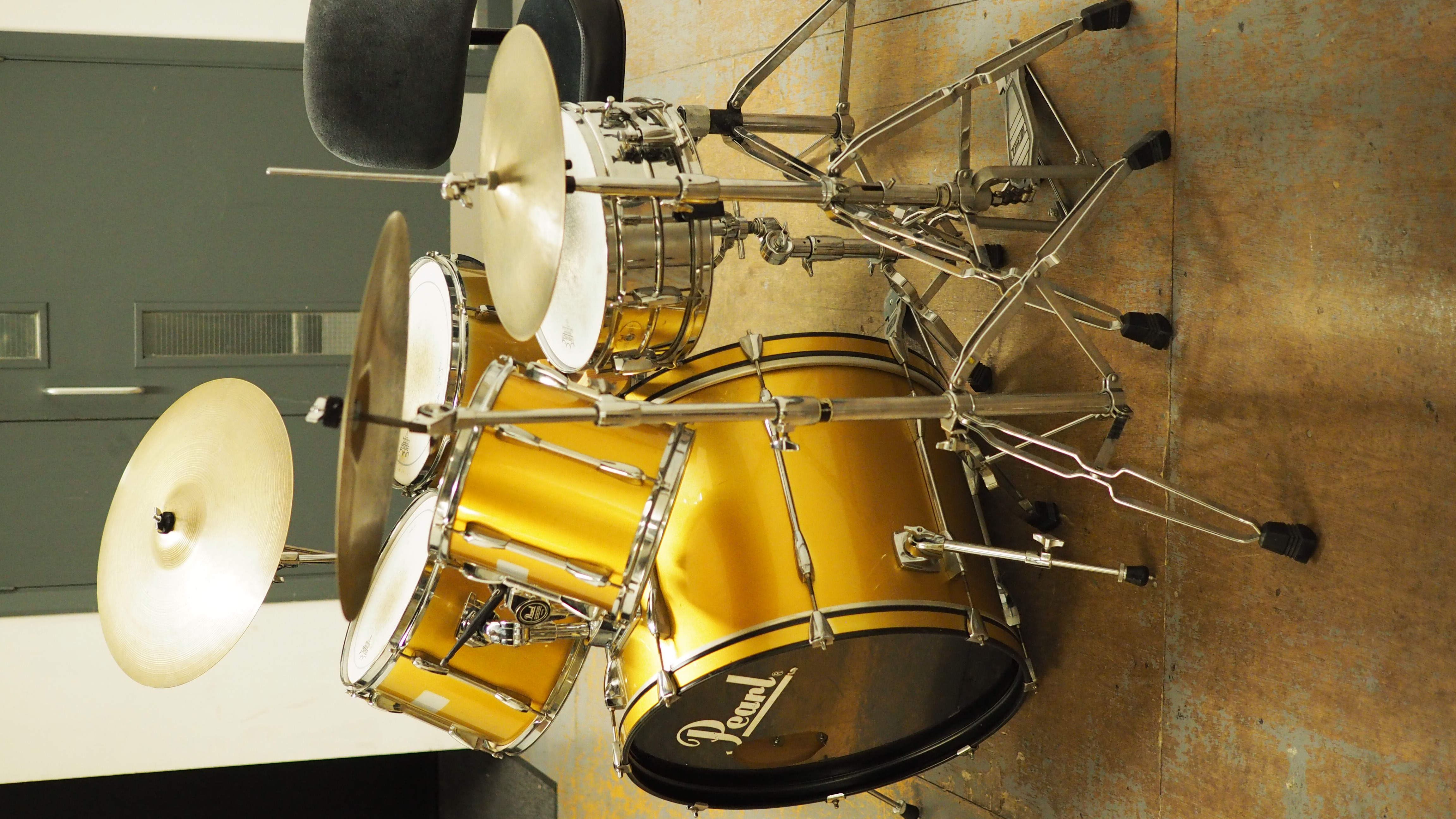 Pearl drum kit + cymbals + drum throne + hardware in case