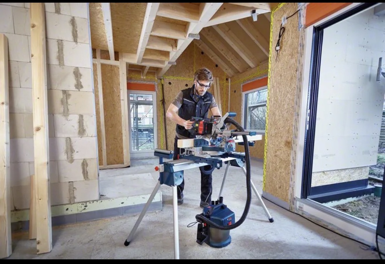 Bosch gcm 18v-216 kapsåg 18v 216mm biturbo och bosch gta 3800 kapsågsstativ  