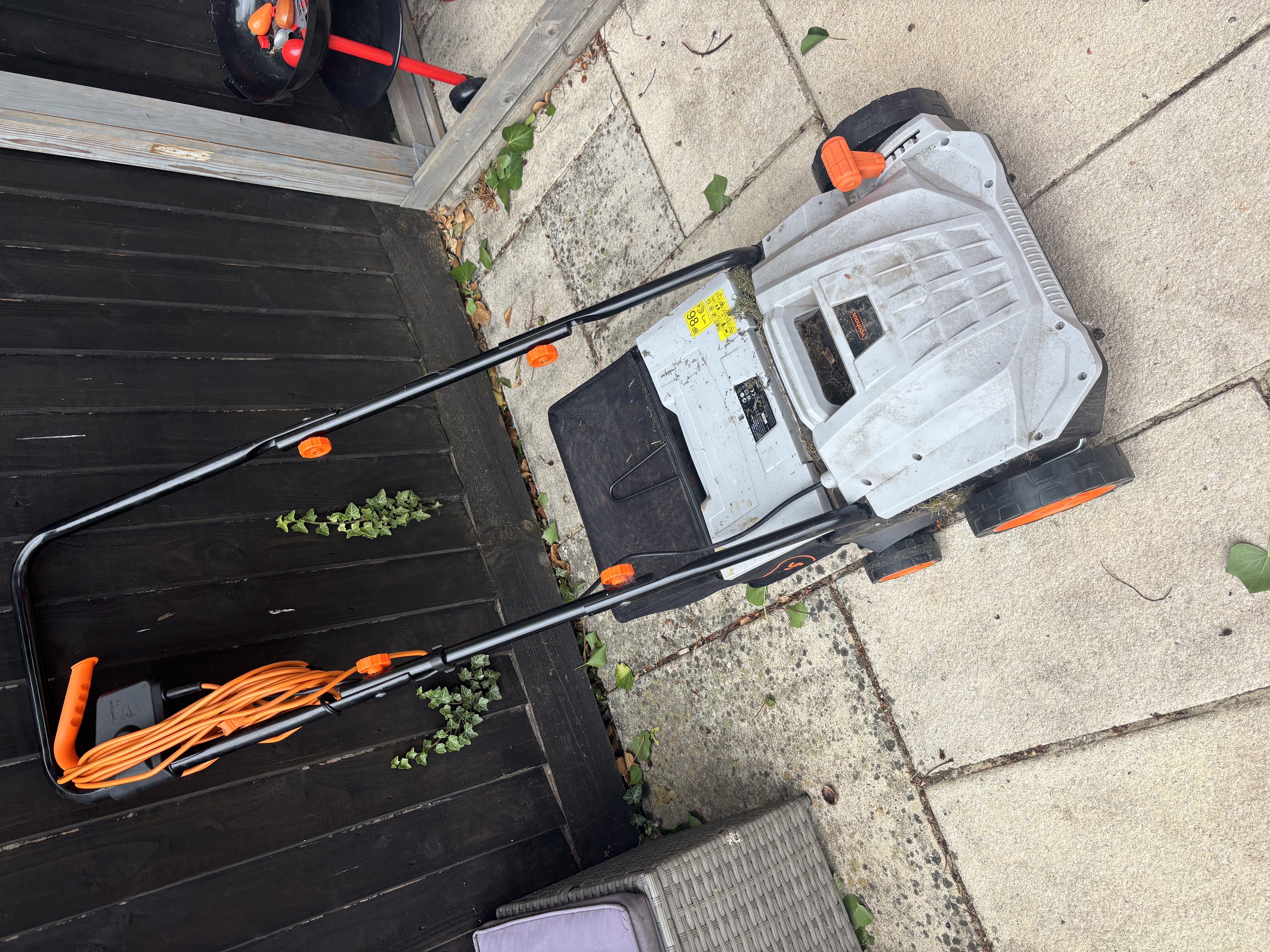 Vonhaus 2-in-1 lawn scarifier/aerator