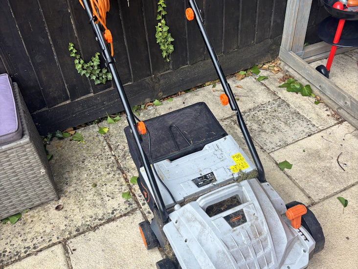Vonhaus 2-in-1 lawn scarifier/aerator
