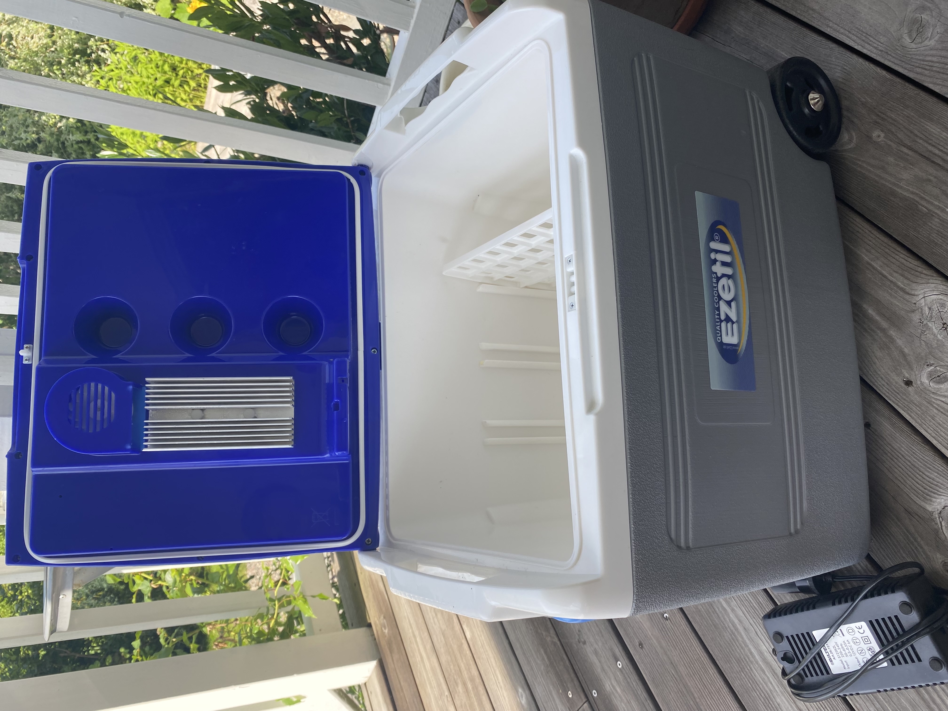 Kjøleboks går på 12v og 230v 