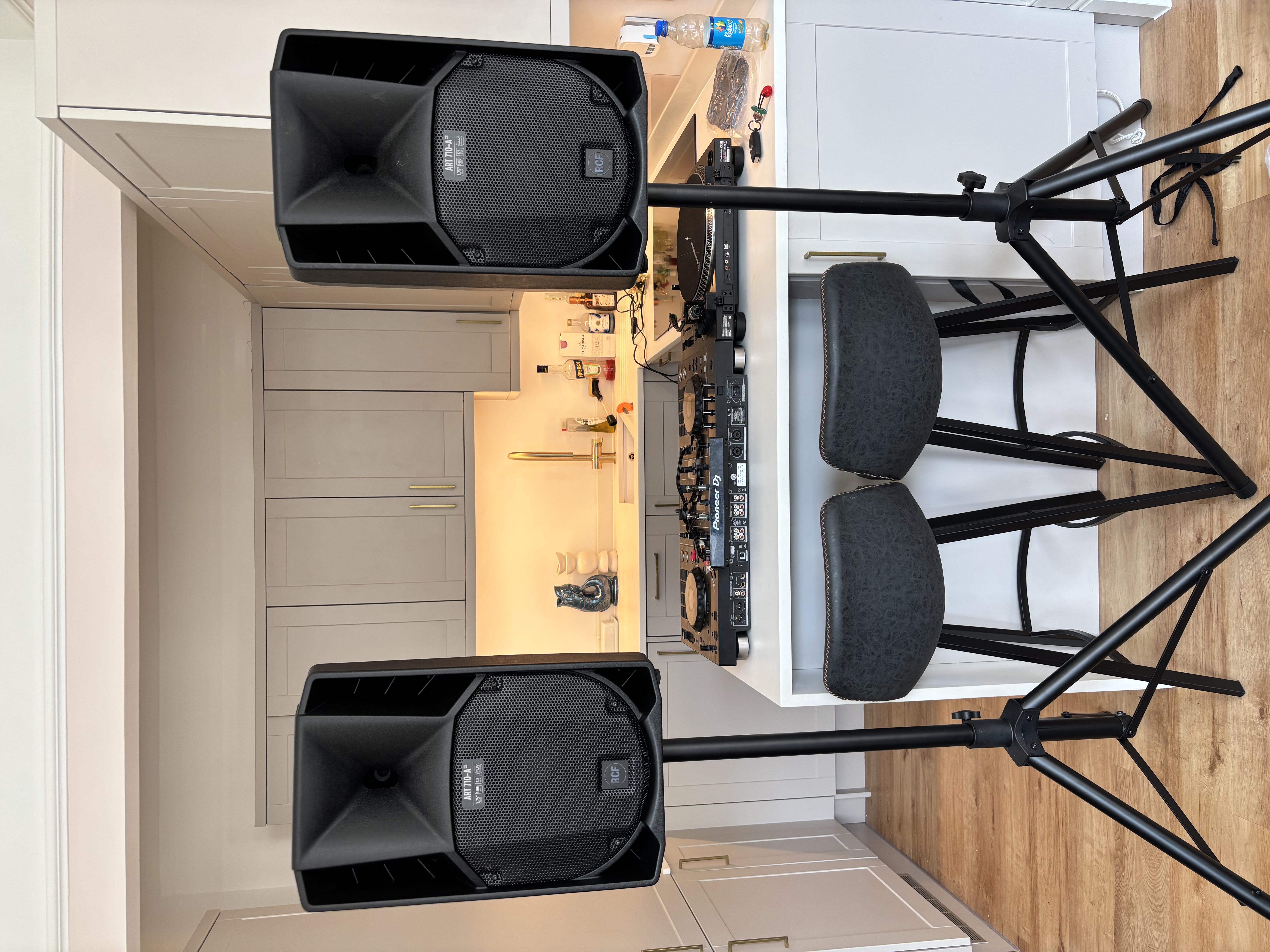 Active pa speakers. stands included. perfect for parties 